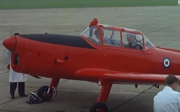 Βίντεο ντοκουμέντο με τον πρίγκιπα Κάρολο εκπαιδευόμενο πιλότο της RAF – Δείτε τα πλάνα